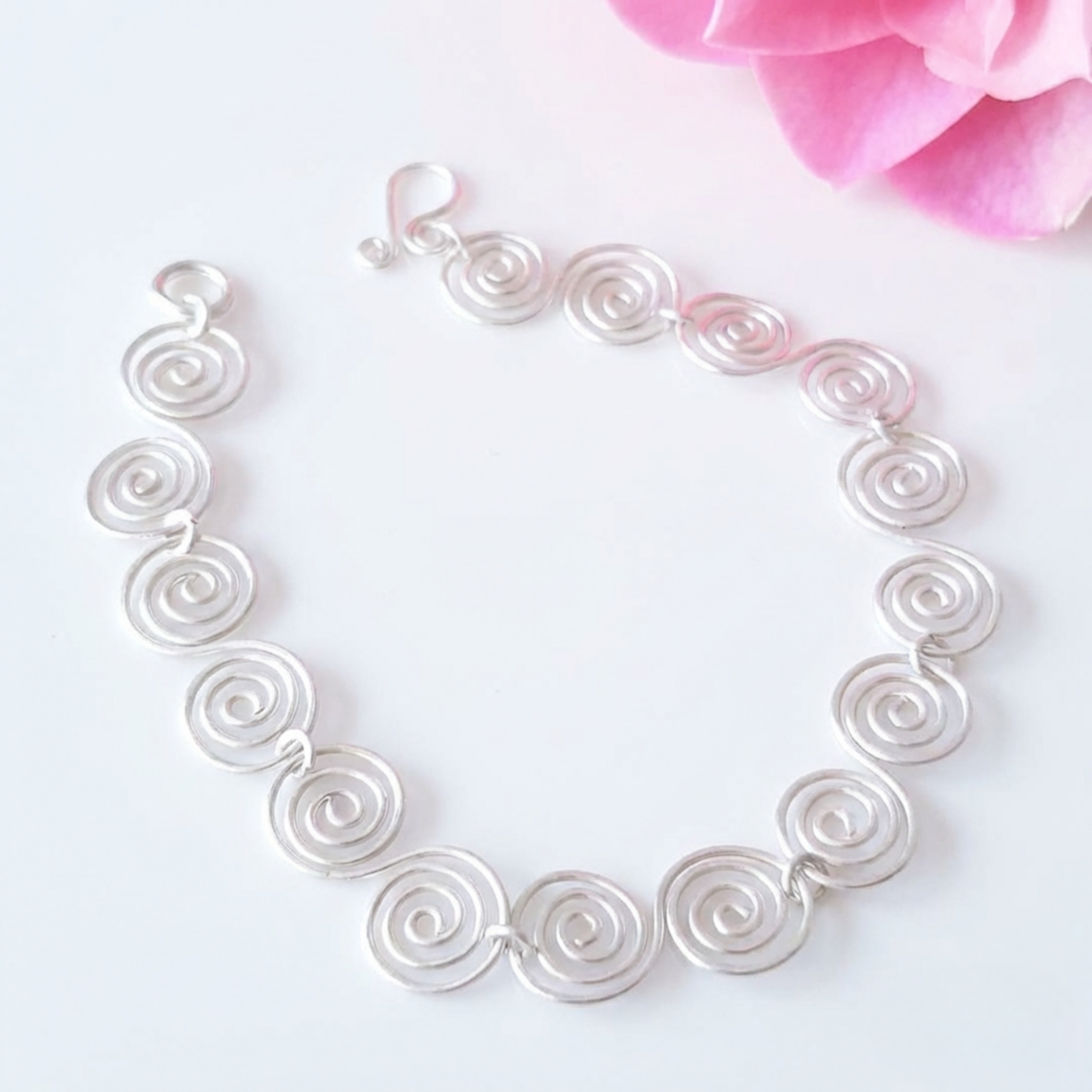 S shaped spirals make up this silver spiral chain bracelet